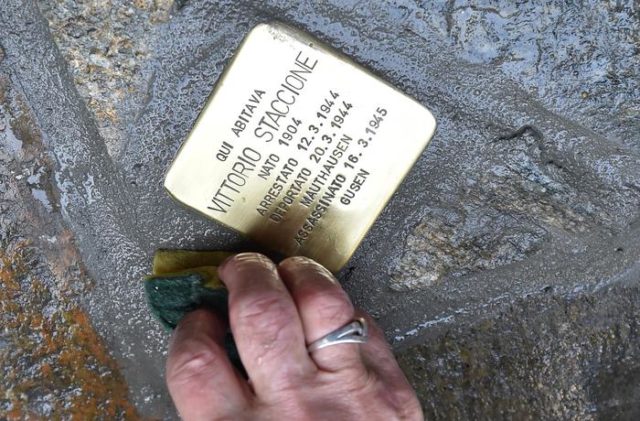 Giorno della memoria: posa pietre d'inciampo a Torino